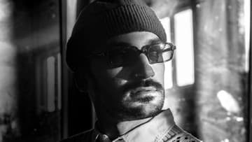 Z producenta sa stáva interpret: Mifes debutuje intímnou a zároveň chytľavou skladbou Si tu?