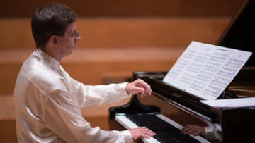 Dialóg s klavírom: Ivan Šiller prinesie unikátny sólový recitál do štúdia Slovenského rozhlasu