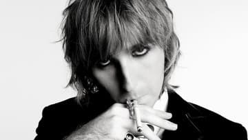 Thomas Raggi z Måneskin vydá sólový album Masquerade. Obklopil sa rockovými legendami