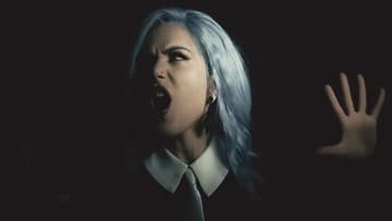 Speváčka Arch Enemy opustila kapelu a predstavila sólový singel The Room Where She Died