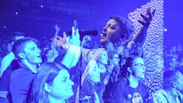 Plné NTC, plejáda hostí aj najdlhší potlesk pre prezidentku. Pozrite si, ako Para oslávila 30 rokov na scéne