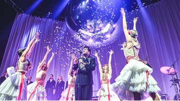 Billy Barman a Dievčatá zo SĽUK-u svoju šou vizuálne posunuli na novú úroveň. Pozrite si fotoreport zo Starej tržnice