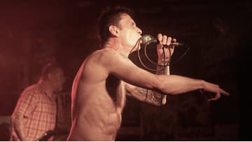 Vypredané kluby a energia ako v deväťdesiatkach: Davová Psychóza na turné ukázala, prečo je ikonou slovenského punku