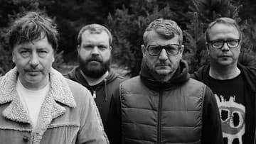 Ak smiech, tak už skôr cez slzy. Saténové ruky na Tiesňave premenili úzkosť na silné pesničky