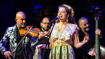 Historický úspech! Júlia Kozáková s albumom Manuša II kraľuje januárovému rebríčku World Music Charts Europe
