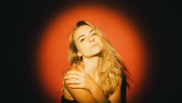 Terezie Sterz vydáva krehký a intímny debutový album hlubiny