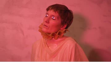 Cate Le Bon predstavuje snovú novinku Always the Same s hosťujúcou St. Vincent