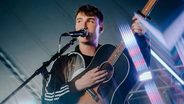 Mimo radar: Calum Bowie sa vynára z tieňa veľkého mena. Na scénu však vstupuje s vlastným príbehom