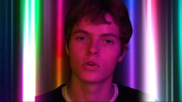 Syn Chrisa Martina a Gwyneth Paltrow štartuje hudobnú kariéru singlom Promise