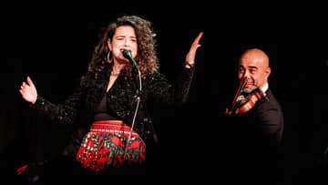 Júlia Kozáková vo vypredanom V-klube pokrstila Manušu II – prvý slovenský album, ktorý ovládol World Music Charts Europe