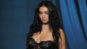 Charli XCX zverejnila singel Wall of Sound. Predznamenáva album k filmu Wuthering Heights