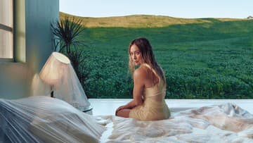 Hilary Duff spieva v novinke Roommates o rutine dospelosti a strate vášne