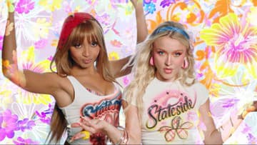 PinkPantheress a Zara Larsson sa vo videoklipe k piesni Stateside zmenili na figuríny vo výklade