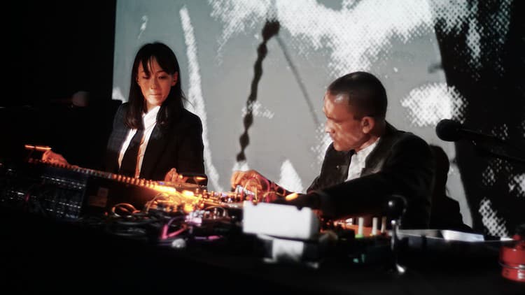 Xiu Xiu - Eraserhead, Hradby Samoty